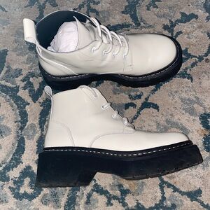 Steve Madden Like New White Ankle Boots